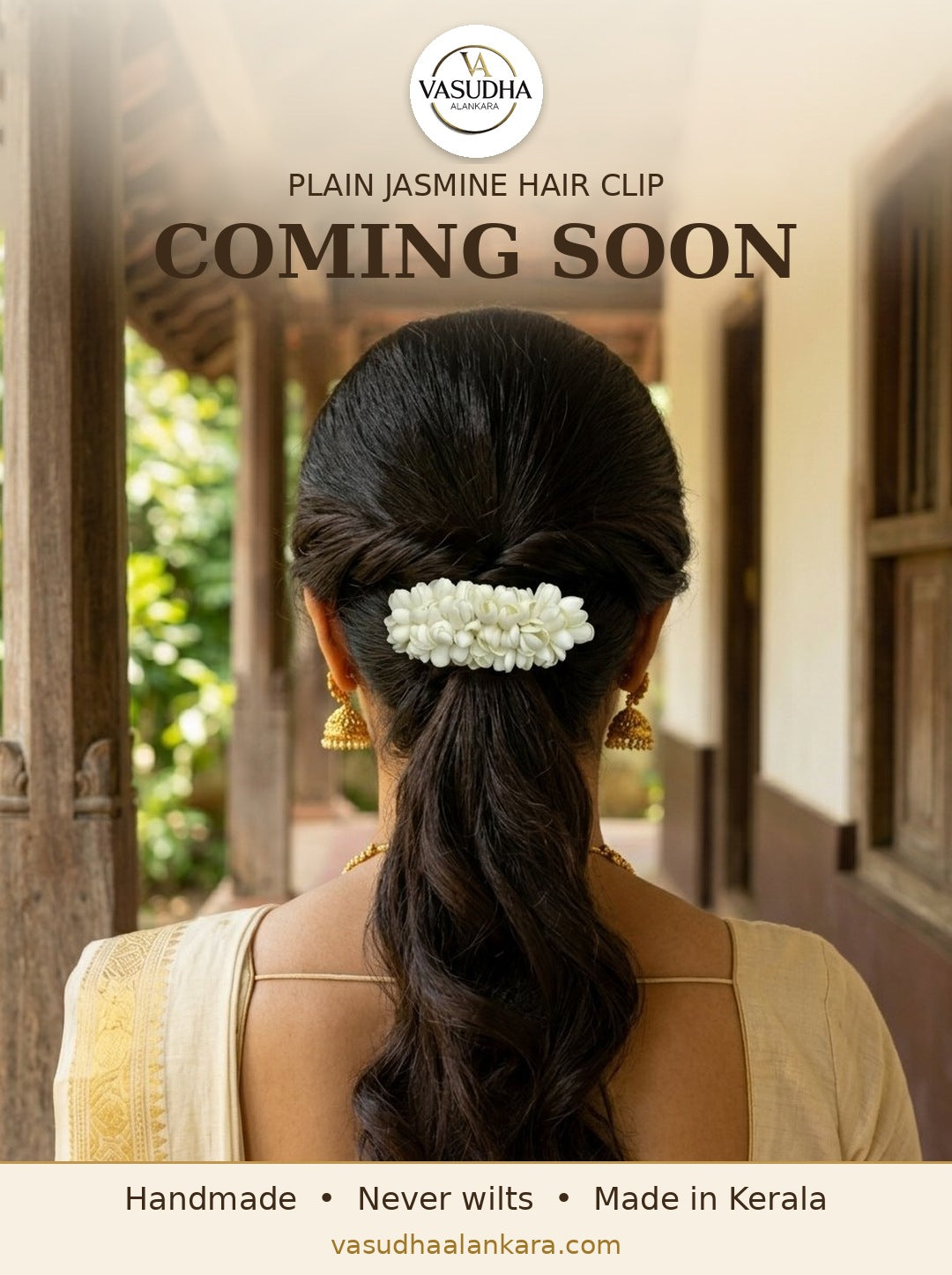 Plain jasmine hair clip worn on a ponytail with a Kerala kasavu saree
